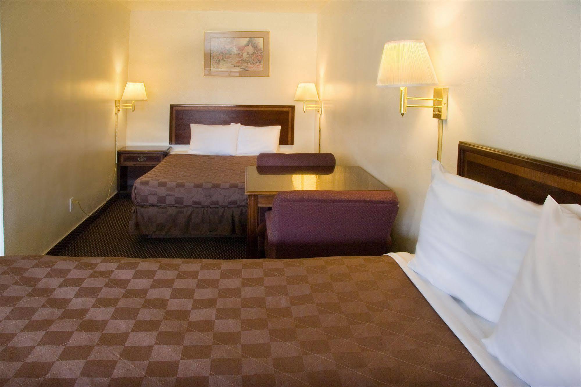 Rodeway Inn & Suites Pendleton Bagian luar foto