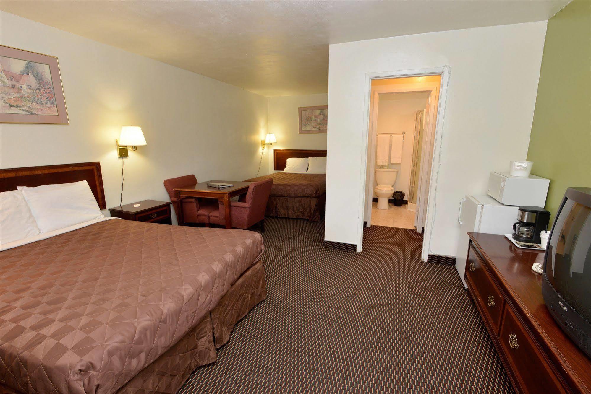 Rodeway Inn & Suites Pendleton Bagian luar foto