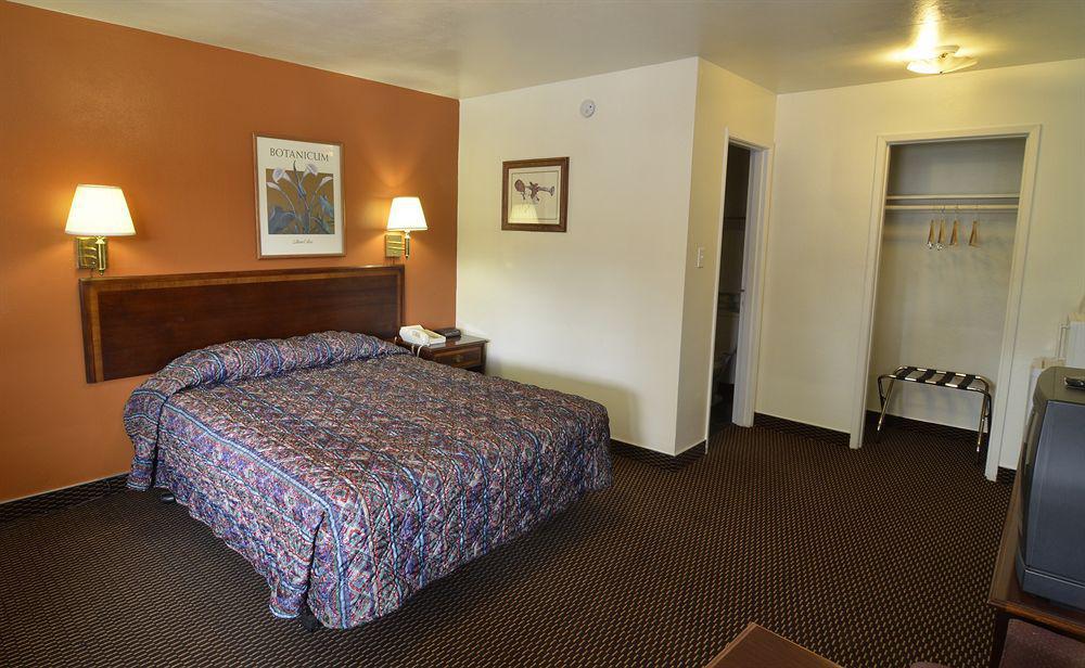 Rodeway Inn & Suites Pendleton Bagian luar foto